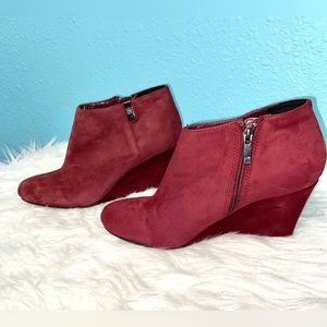 Anne Klein size 8 maroon suede ankle boots like new